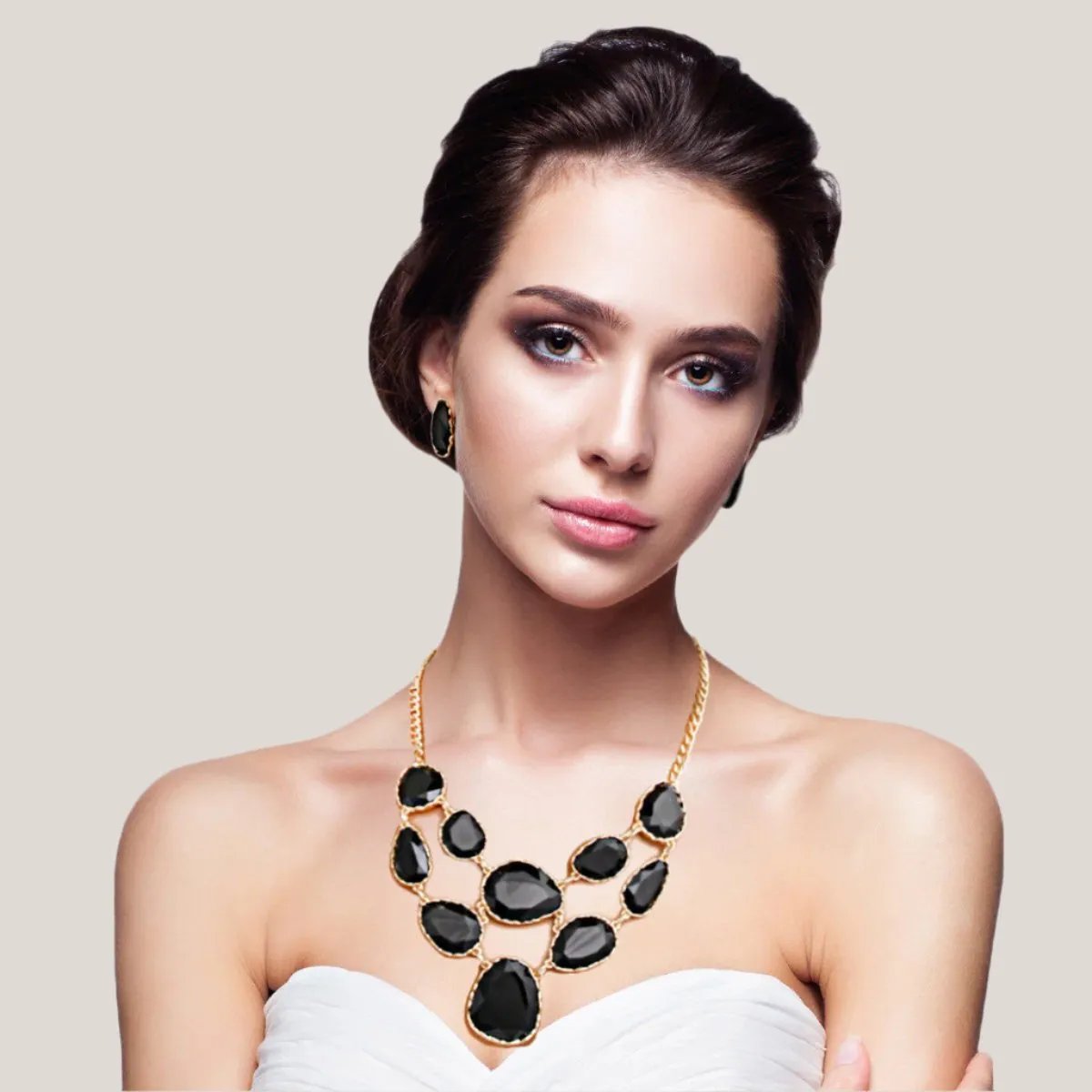 Elegant Black Necklace Set - An Iconic Fashion Statement
