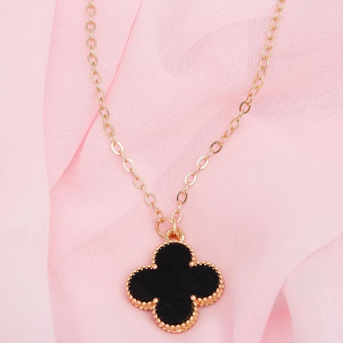 Pendant Vintage Black Quatrefoil Gold Necklace Set