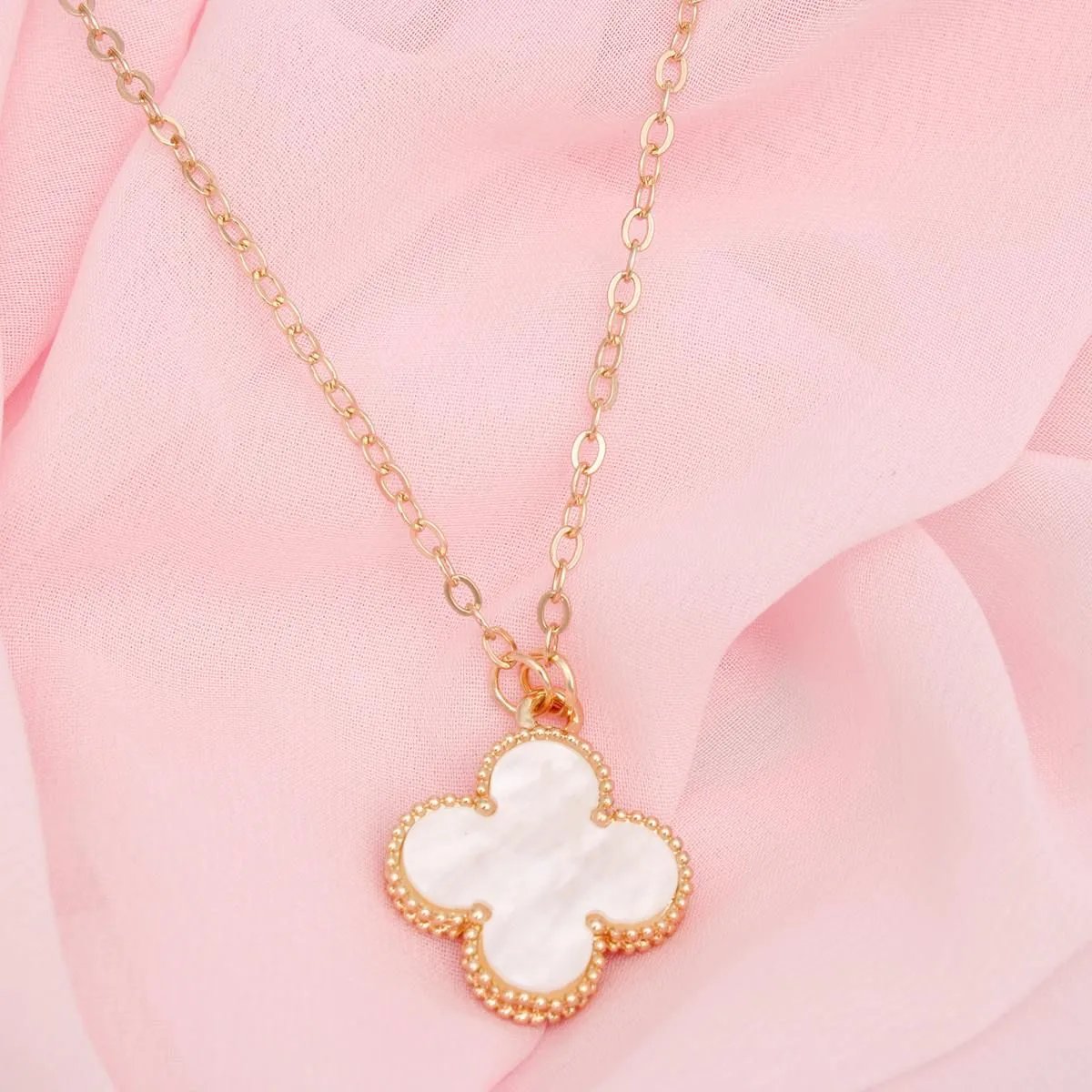 Pendant Vintage Cream Quatrefoil Gold Necklace Set