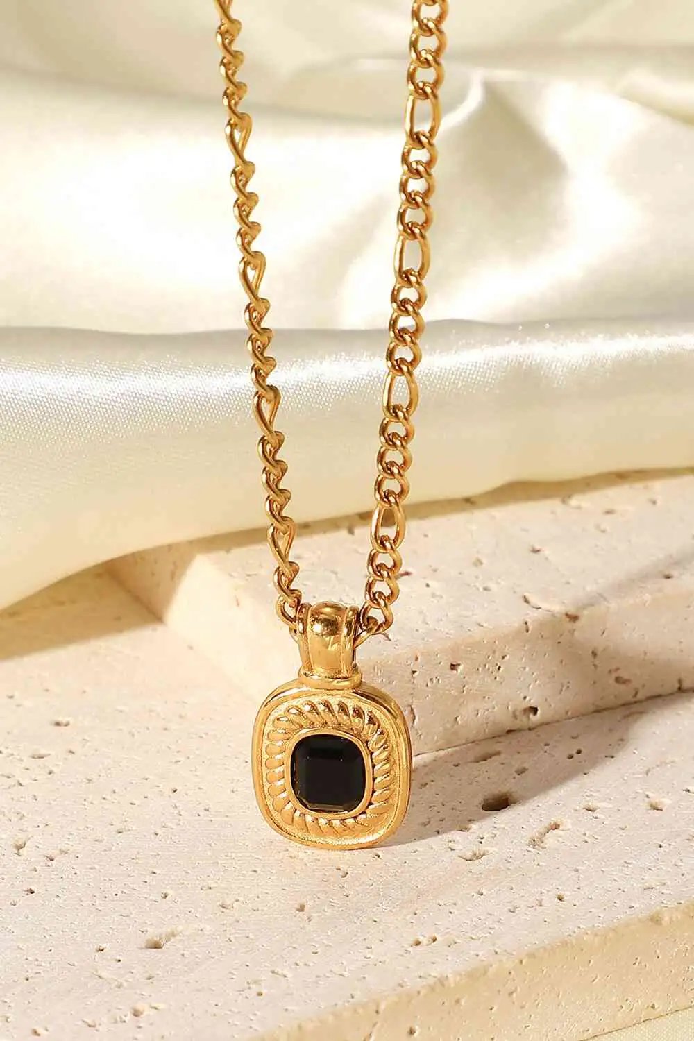Elegant Rhinestone Pendant Necklace - Gold Fashion Jewelry for Women