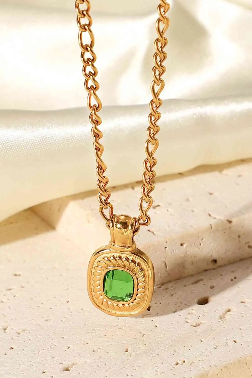 Elegant Rhinestone Pendant Necklace - Gold Fashion Jewelry for Women