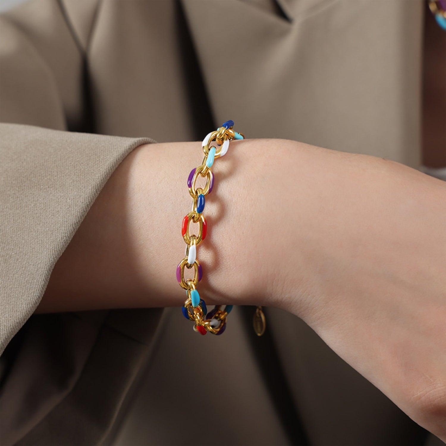 Stand Out: Stylish Multicolor Chain Bracelet for Women