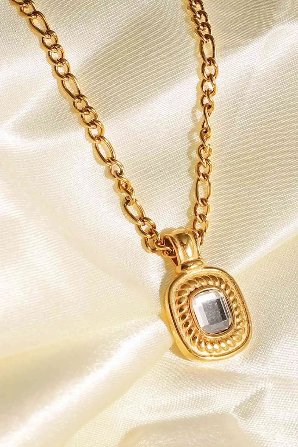 Elegant Rhinestone Pendant Necklace - Gold Fashion Jewelry for Women