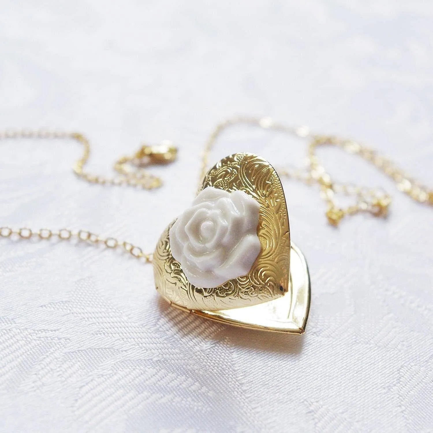 Classic Heart Locket With Porcelain Rose Pendant Necklace | POPORCELAIN Based in Denmark Jewelry Bubble