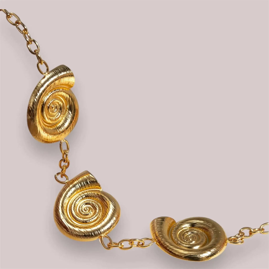 Conch Necklace: Captivating Gold Elegance