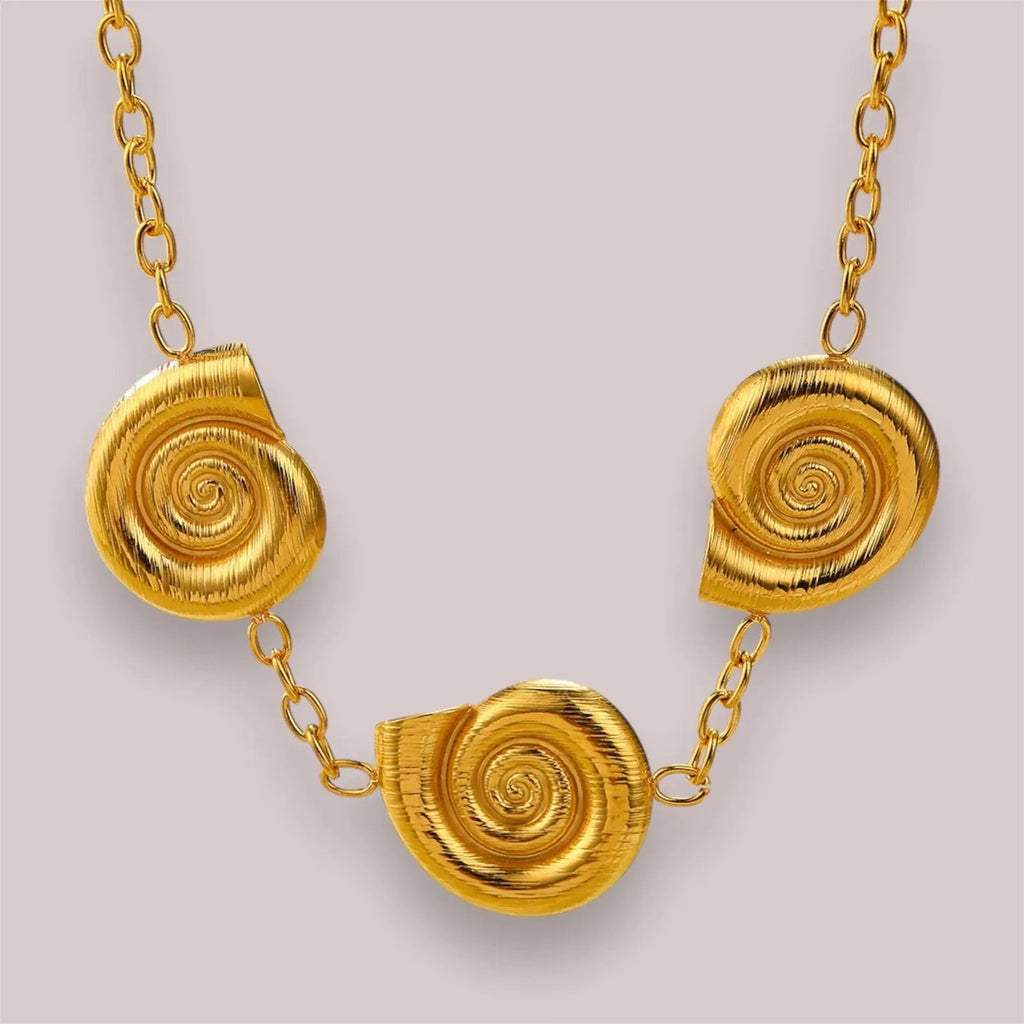 Conch Necklace: Captivating Gold Elegance