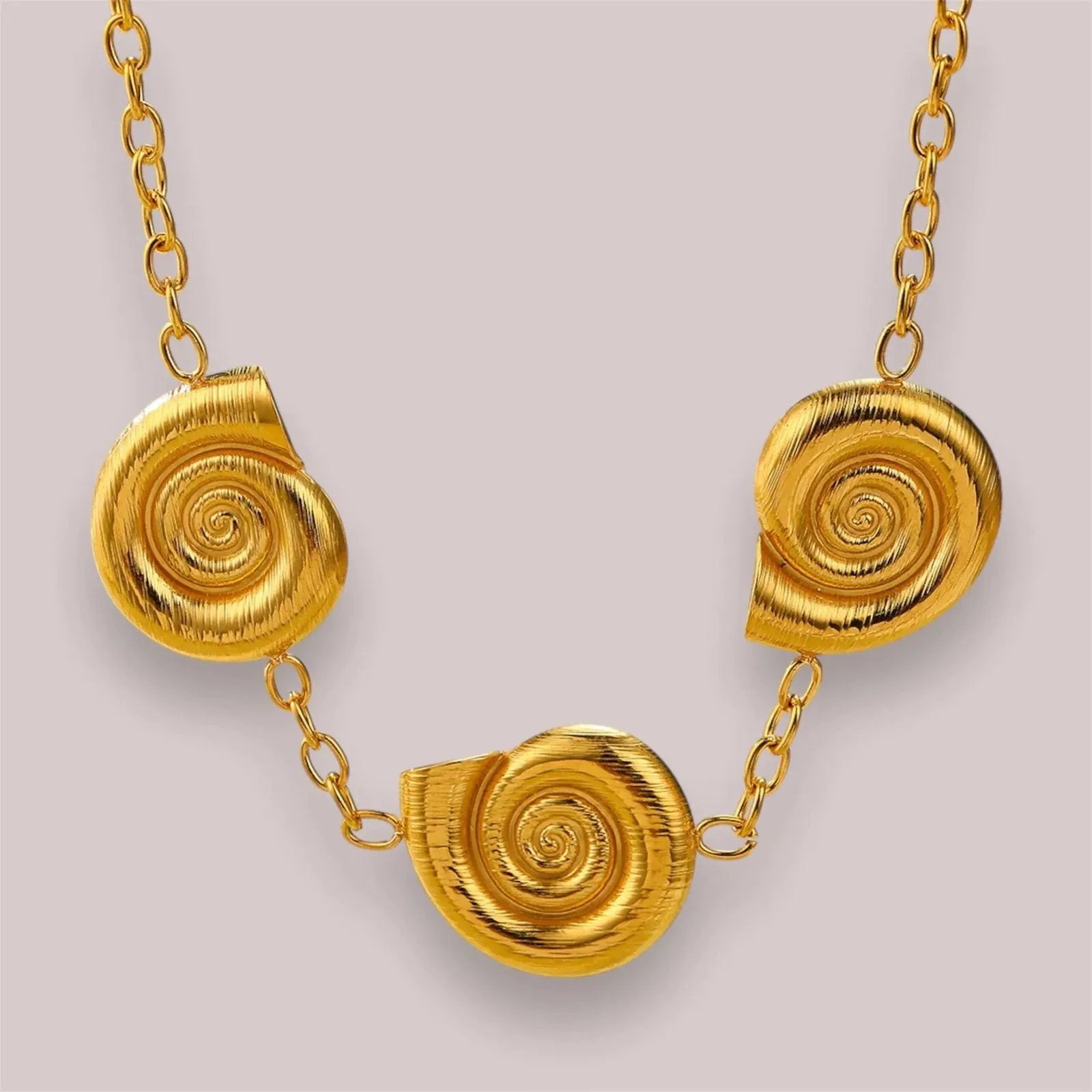 Conch Necklace: Captivating Gold Elegance