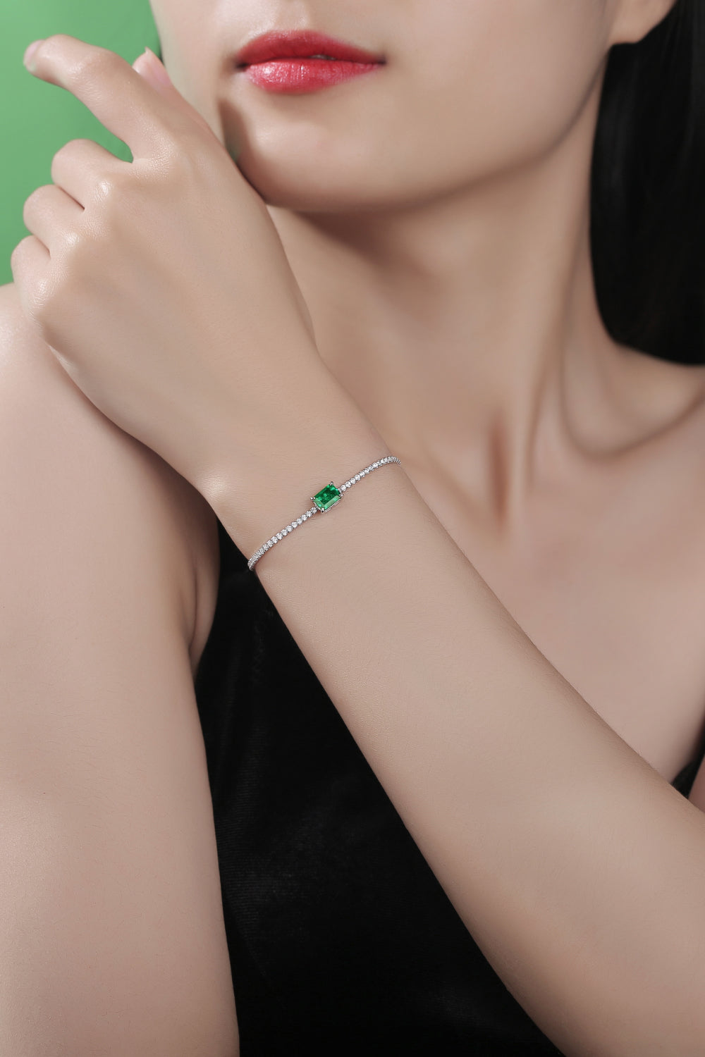 Lab-Grown Emerald Tennis Bracelet with Platinum-Plated Sterling Silver Jewelry Bubble