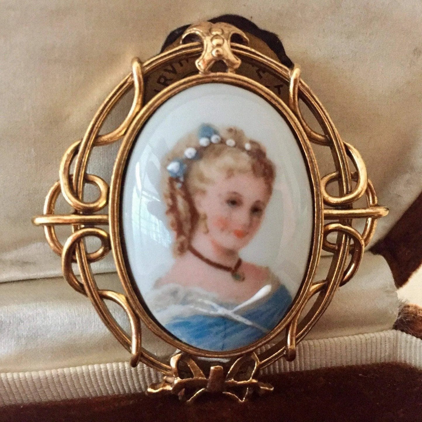 Limited Edition Berebi Limoges Porcelain Portrait Brooch Jewelry Bubble