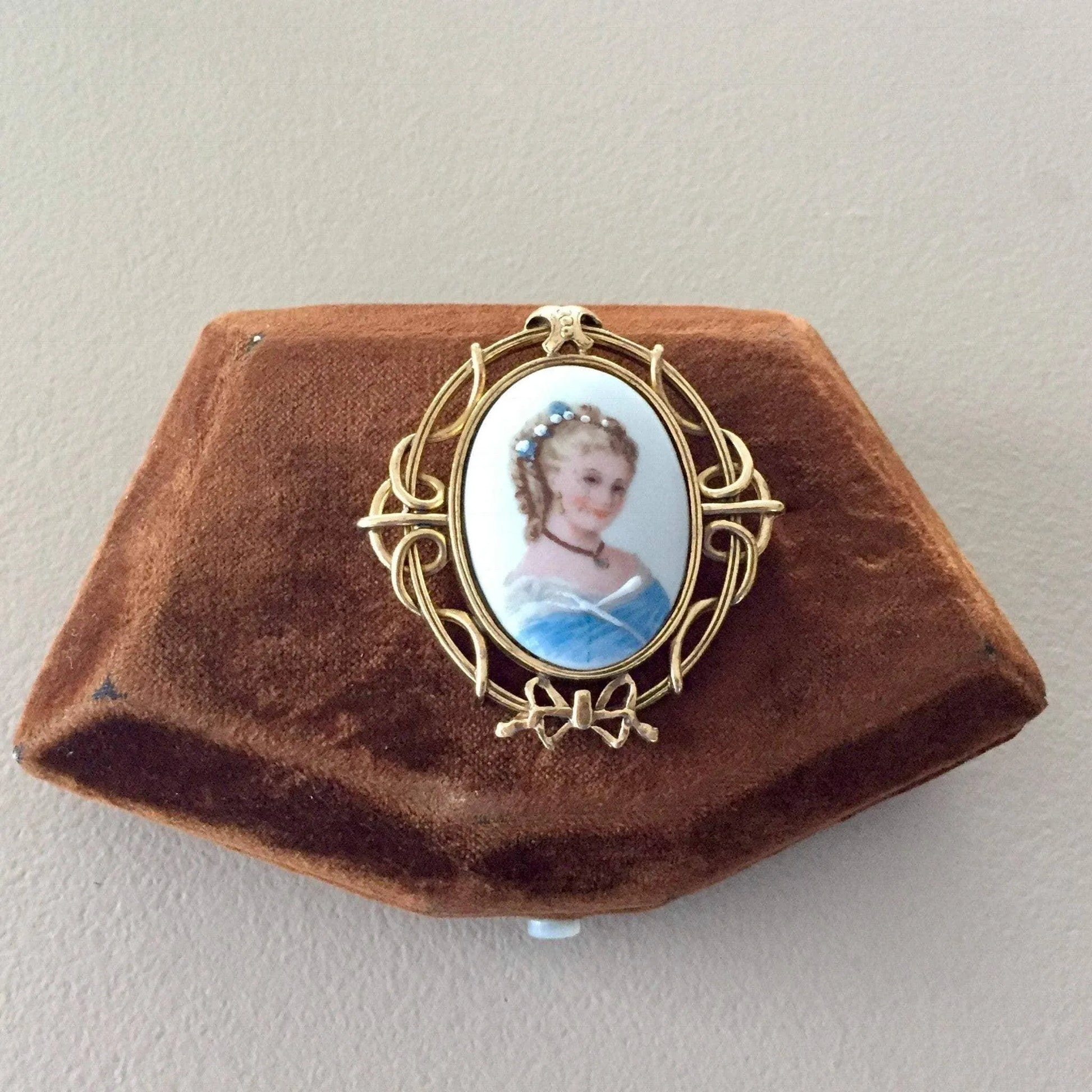 Limited Edition Berebi Limoges Porcelain Portrait Brooch Jewelry Bubble