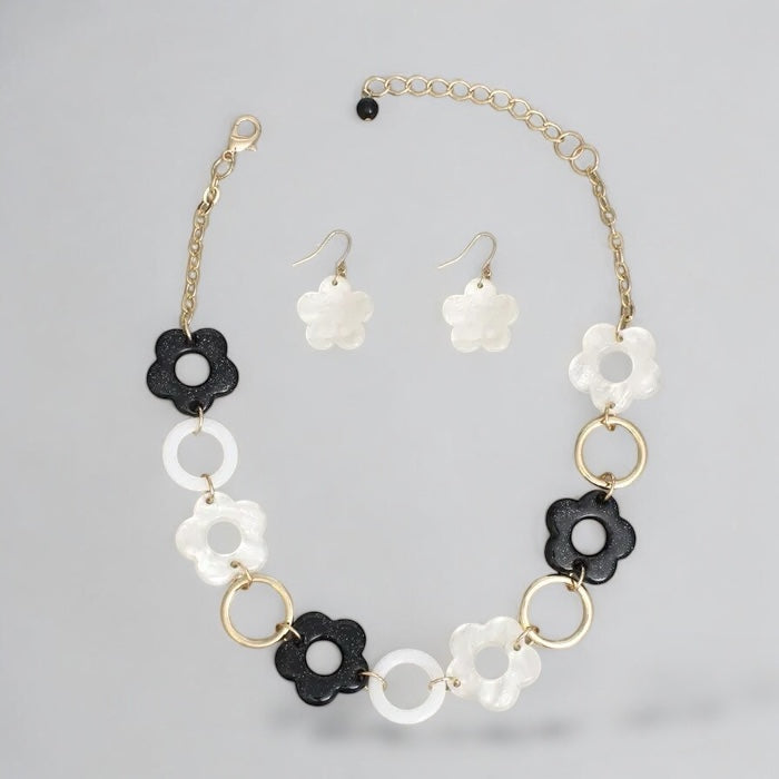 Black & White Flower Necklace – Fun & Playful Pinktown