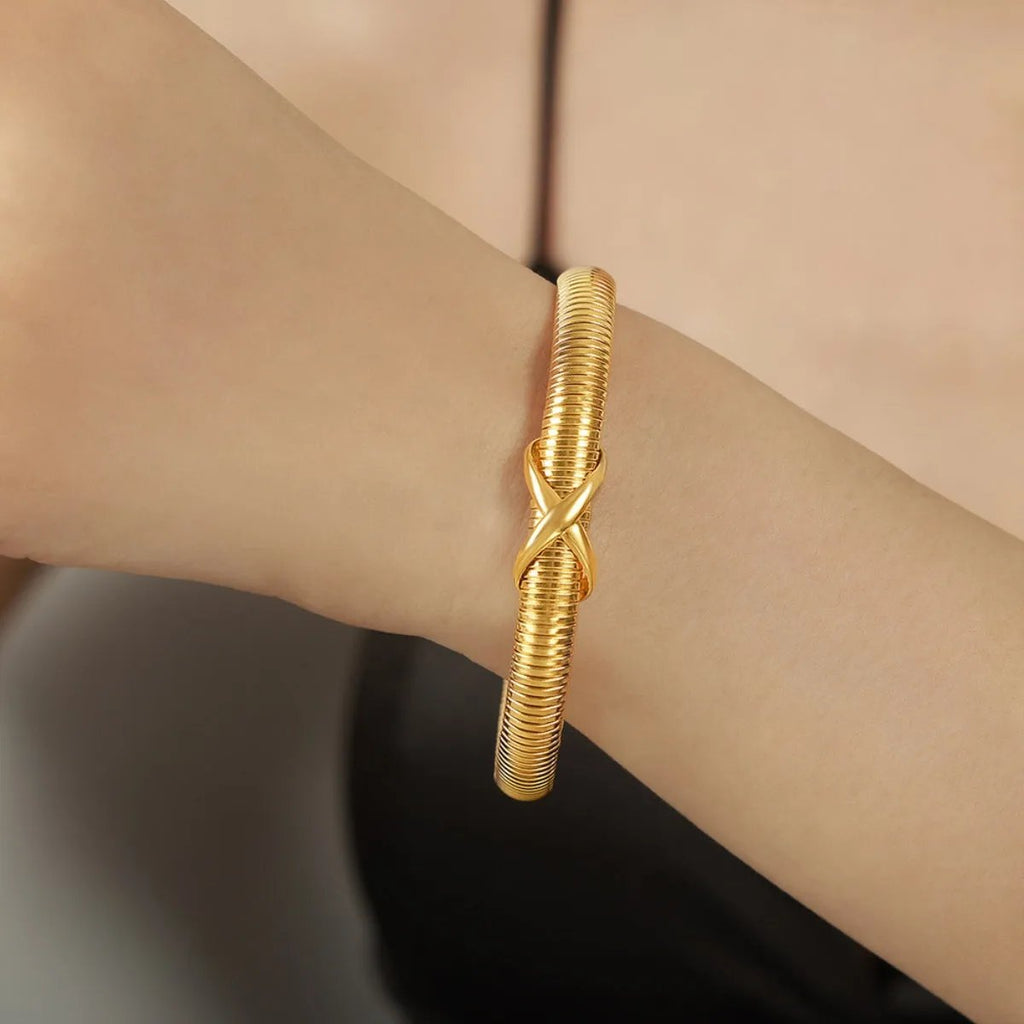 Spiral Elegance Bracelet: Modern Stainless Steel Jewelry with a Sophisticated Design