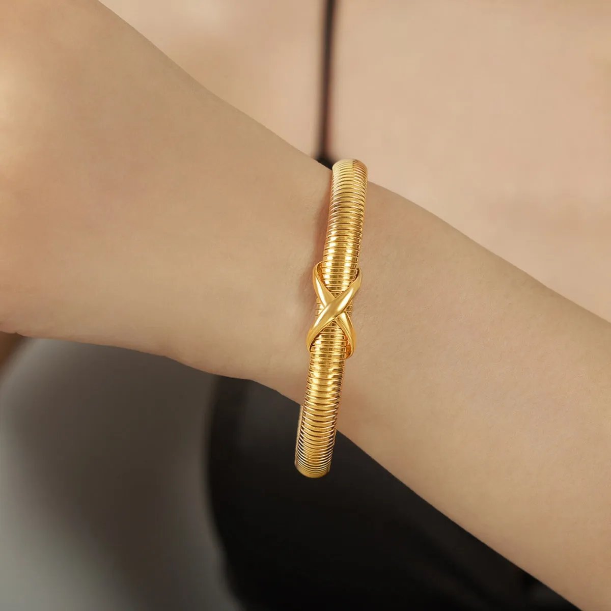 Spiral Elegance Bracelet: Modern Stainless Steel Jewelry with a Sophisticated Design