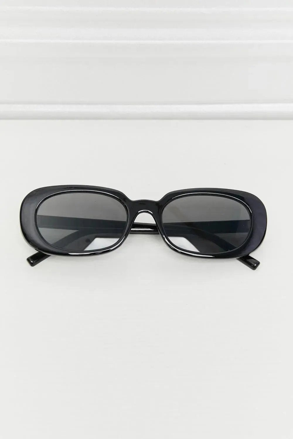Stylish Oval Full Rim Sunglasses for Women: Top Summer Pick!