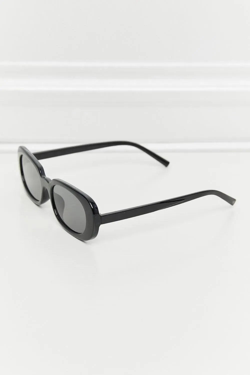 Stylish Oval Full Rim Sunglasses for Women: Top Summer Pick!