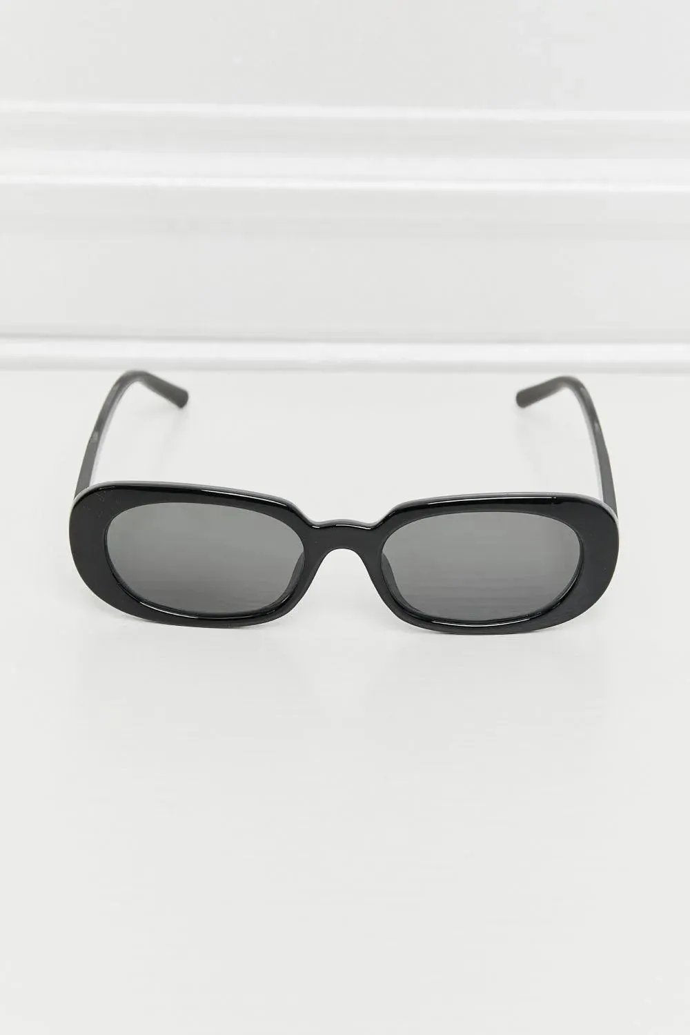 Stylish Oval Full Rim Sunglasses for Women: Top Summer Pick!