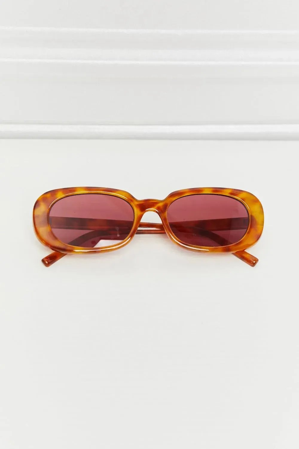 Stylish Oval Full Rim Sunglasses for Women: Top Summer Pick!