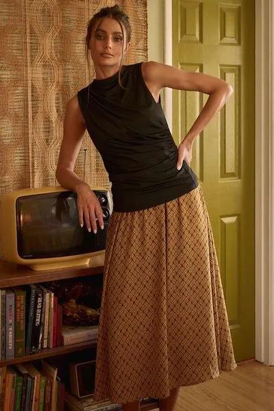 Versatile Printed Midi Skirt for a Chic Casual Look