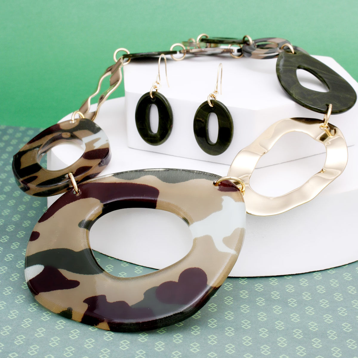 Graduated Link Collar Necklace Camouflage Acrylic Gold Statement Set