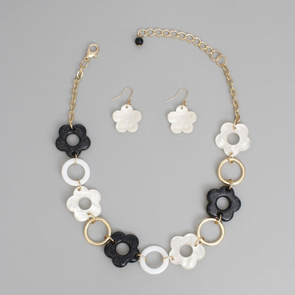 Black & White Flower Necklace – Fun & Playful Pinktown