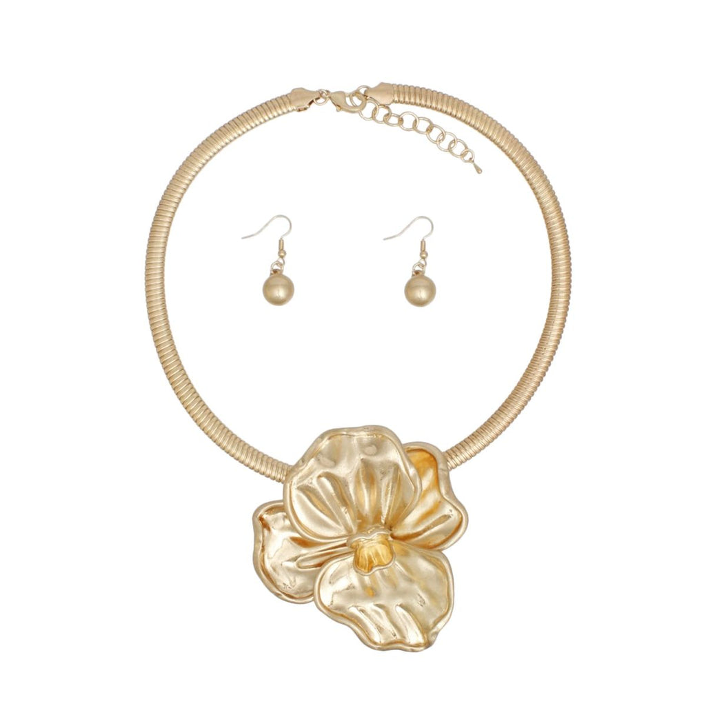 Sculptural Floral Gold Collar Necklace Set with Petal Pendant and Earrings