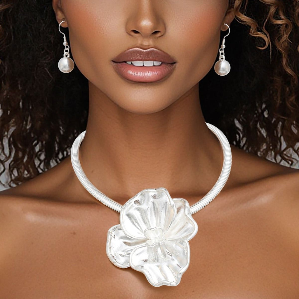 Sculptural Floral Silver Collar Necklace Set with Petal Pendant and Earrings