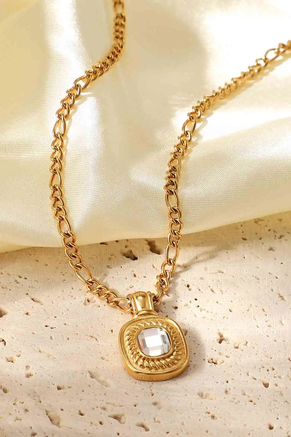 Elegant Rhinestone Pendant Necklace - Gold Fashion Jewelry for Women