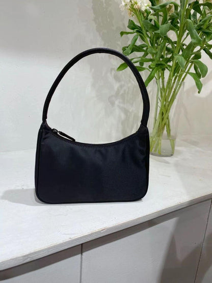 Black Baguette Bag - Stylish & Chic Accessory for the Sophisticated Woman