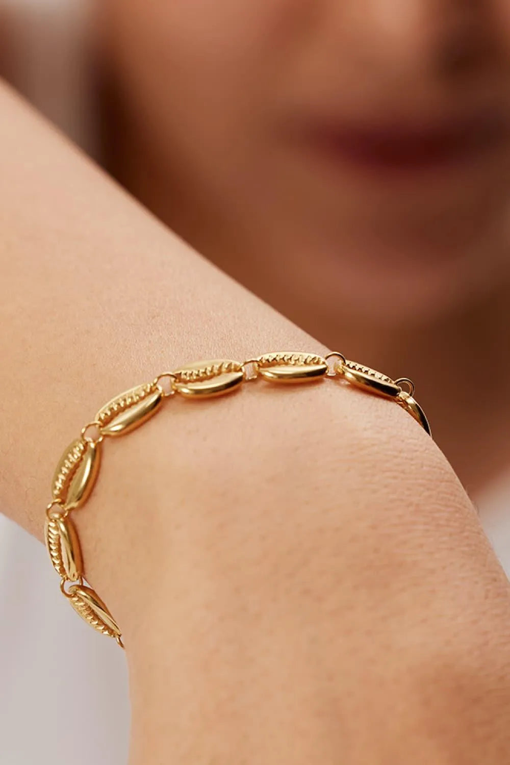 Golden Shells Bracelet: Coastal Style for Your Wrist