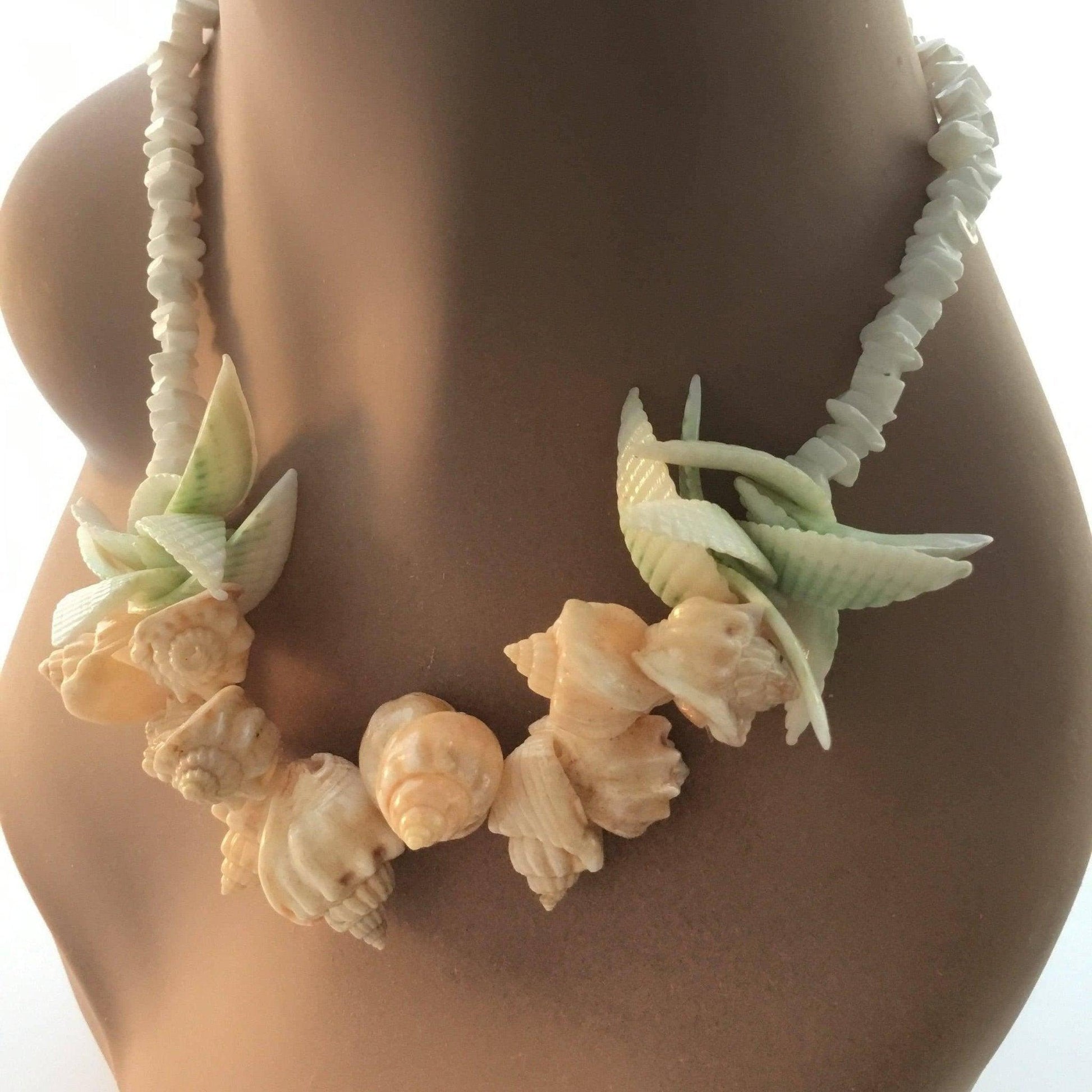 Gorgeous vintage multi pastel colored seashell statement necklace