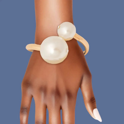 Women's Bracelet Glamour: Cream Pearls & Gold Tone