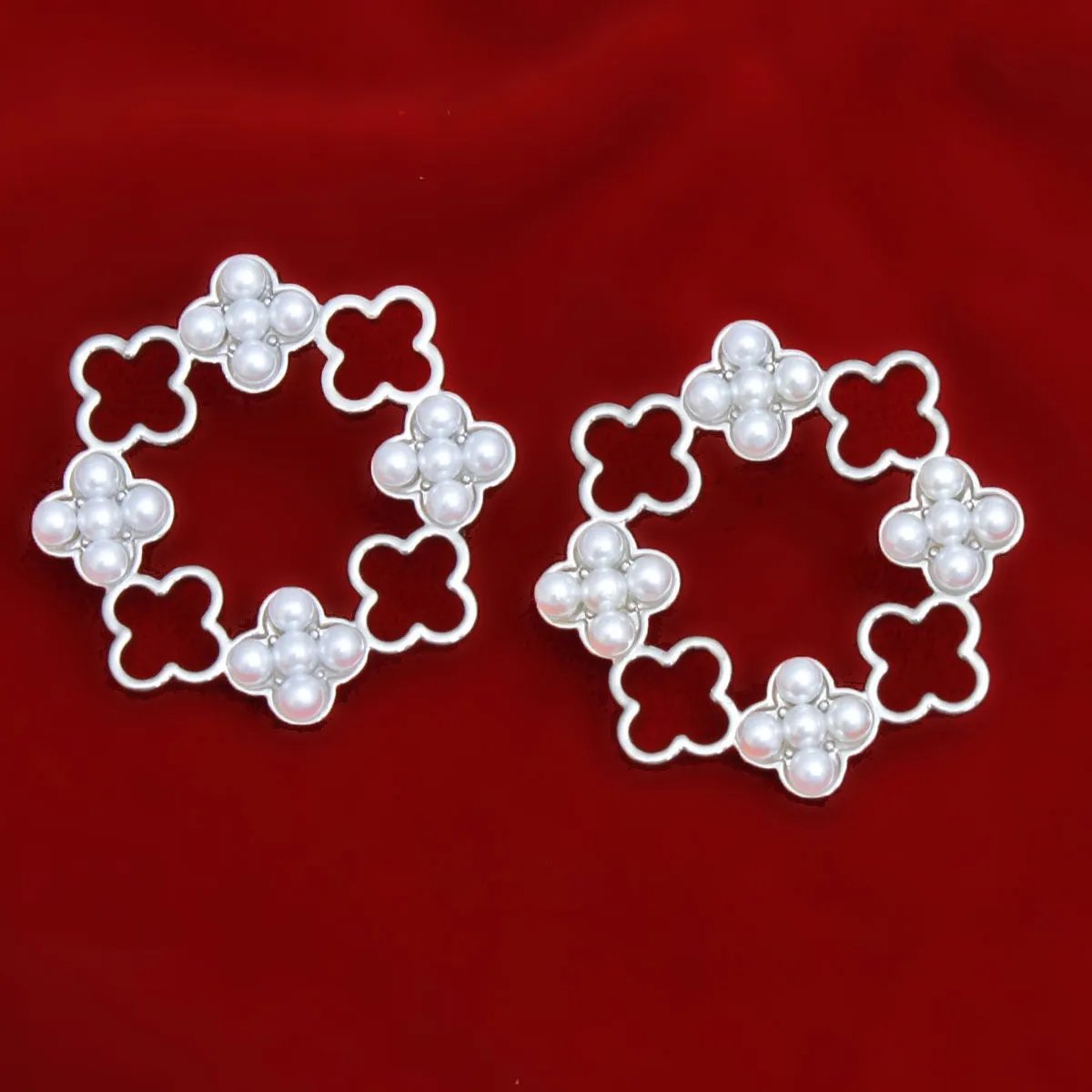 Elegant Silver Tone Clover Wreath Stud Earrings with White Faux Pearl Detailing - Modern Geometric Statement Piece for Women