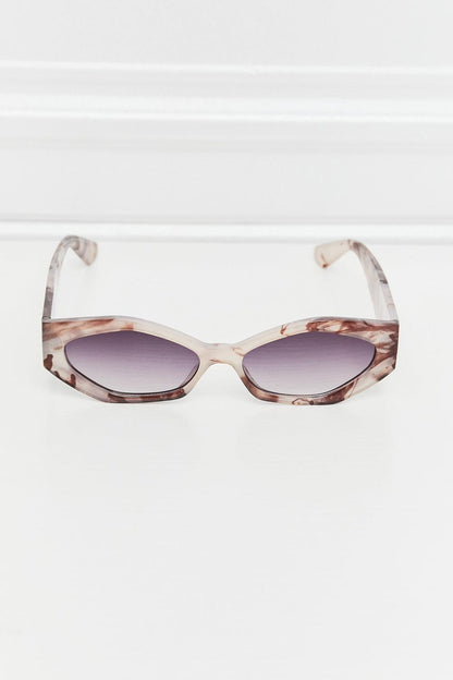 Stylish Ladies' Wayfarer Sunglasses: Polycarbonate Frames for Lasting Comfort