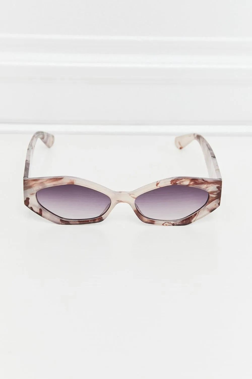 Stylish Ladies' Wayfarer Sunglasses: Polycarbonate Frames for Lasting Comfort