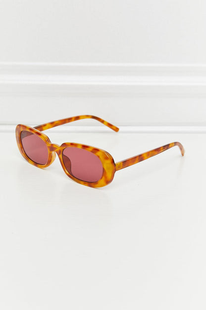 Stylish Oval Full Rim Sunglasses for Women: Top Summer Pick!