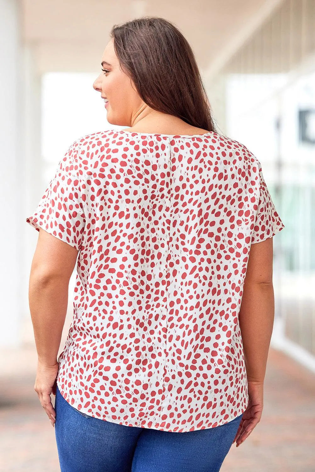 Upgrade your wardrobe with our Plus Size Printed V-Neck Blouses! Flaunt your style and feel confident. Shop now!