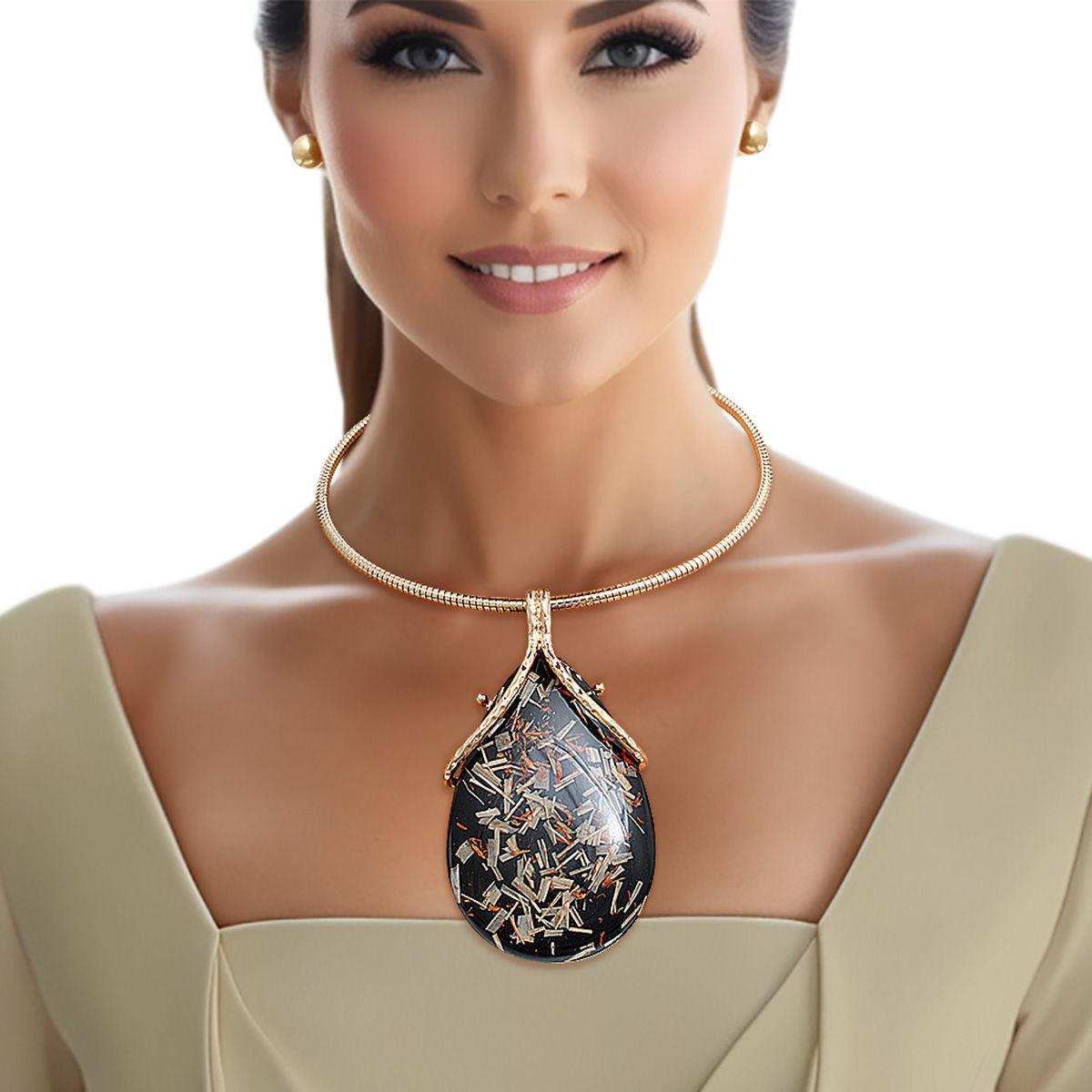 Fashion Necklace Set: Teardrop Black Resin Pendant with Dried Straw and Flower Elements