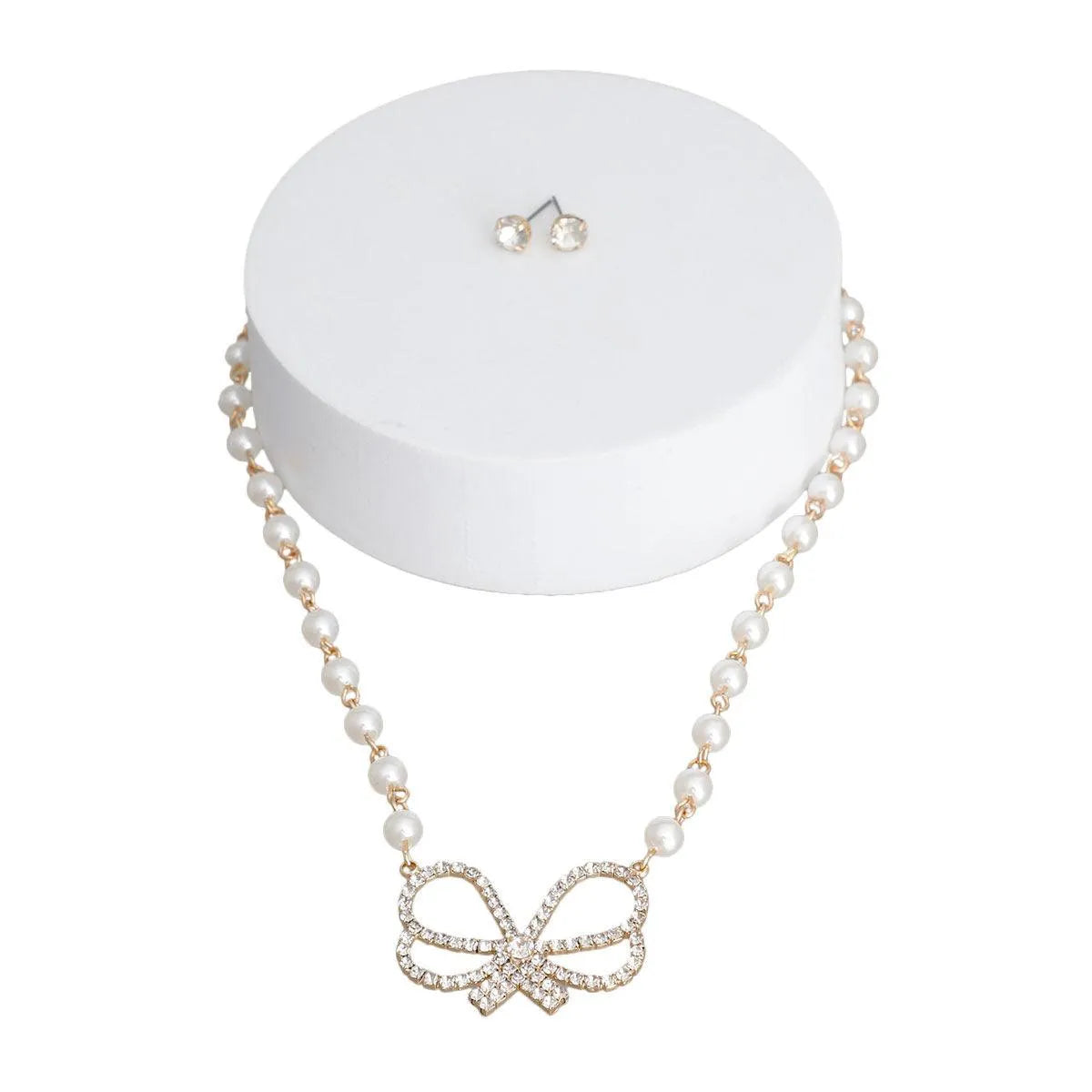 Pearl Necklace with Chic Bow: Timeless and Stylish Fashion Jewelry Look